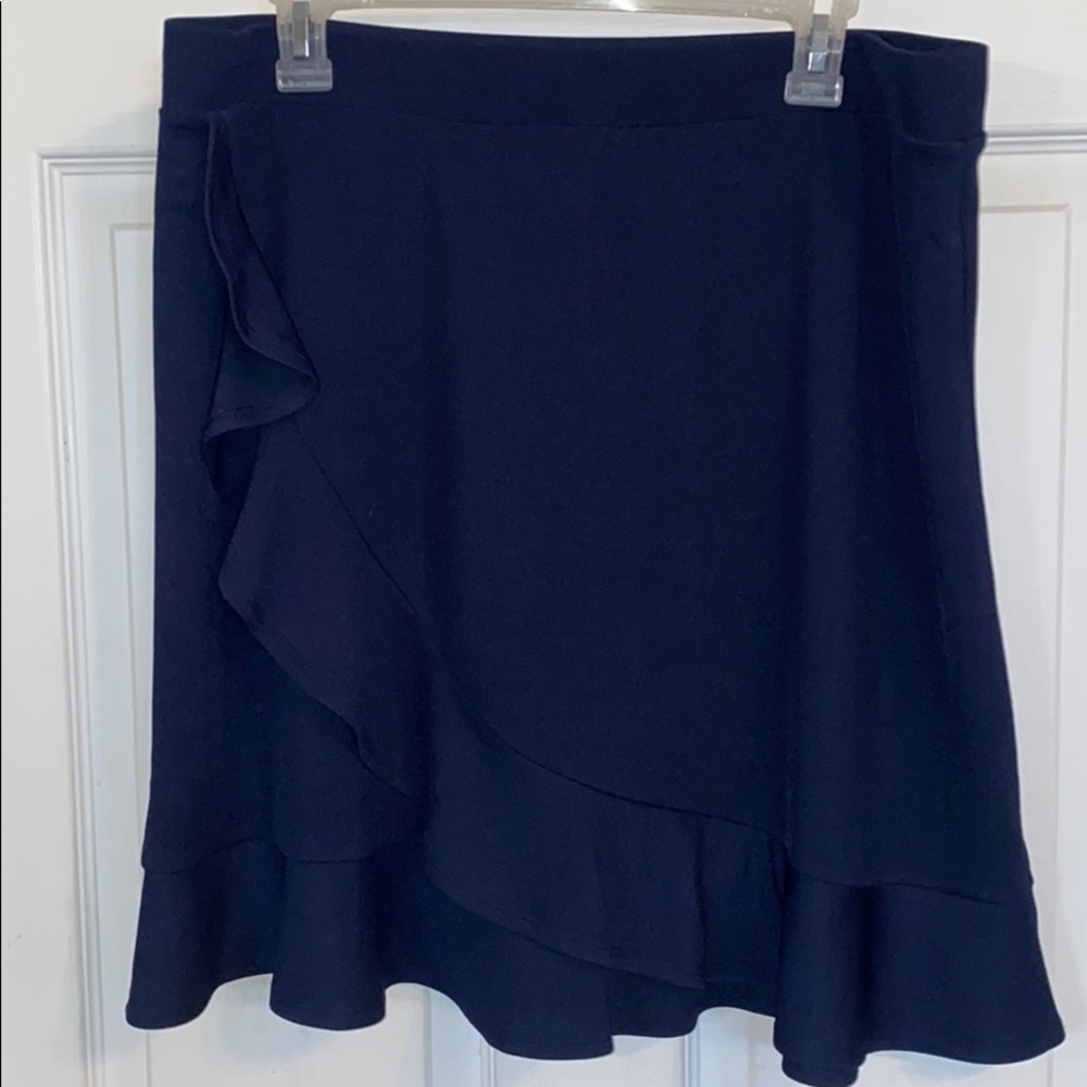 Isaac Mizrahi navy blue ruffle SKORT L